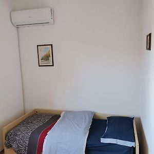 Camera In Appartamento